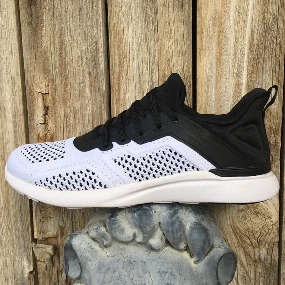 apl techloom tracer knit training shoe